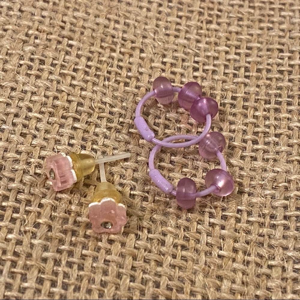 2 pairs of earrings